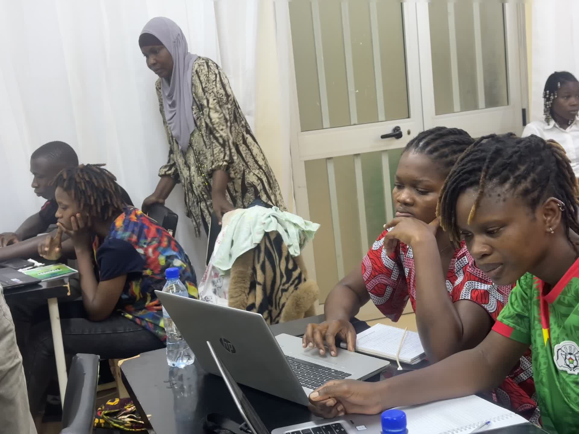 Participantes travaillant sur ordinateur portable pendant l'école d'été